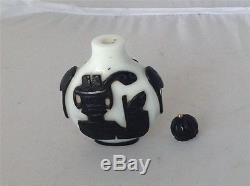 Antique Chinese Peking glass snuff bottle Qing Dynasty black & white (m220)